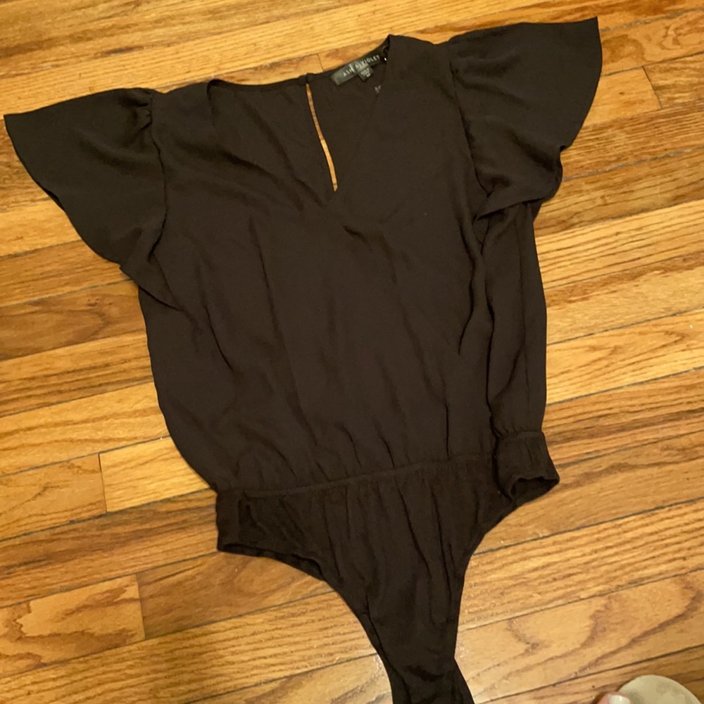 Black bodysuit with snap closure🖤